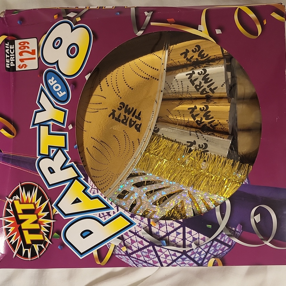 Tnt party for 8 horns hats, leis gold n silver New in box